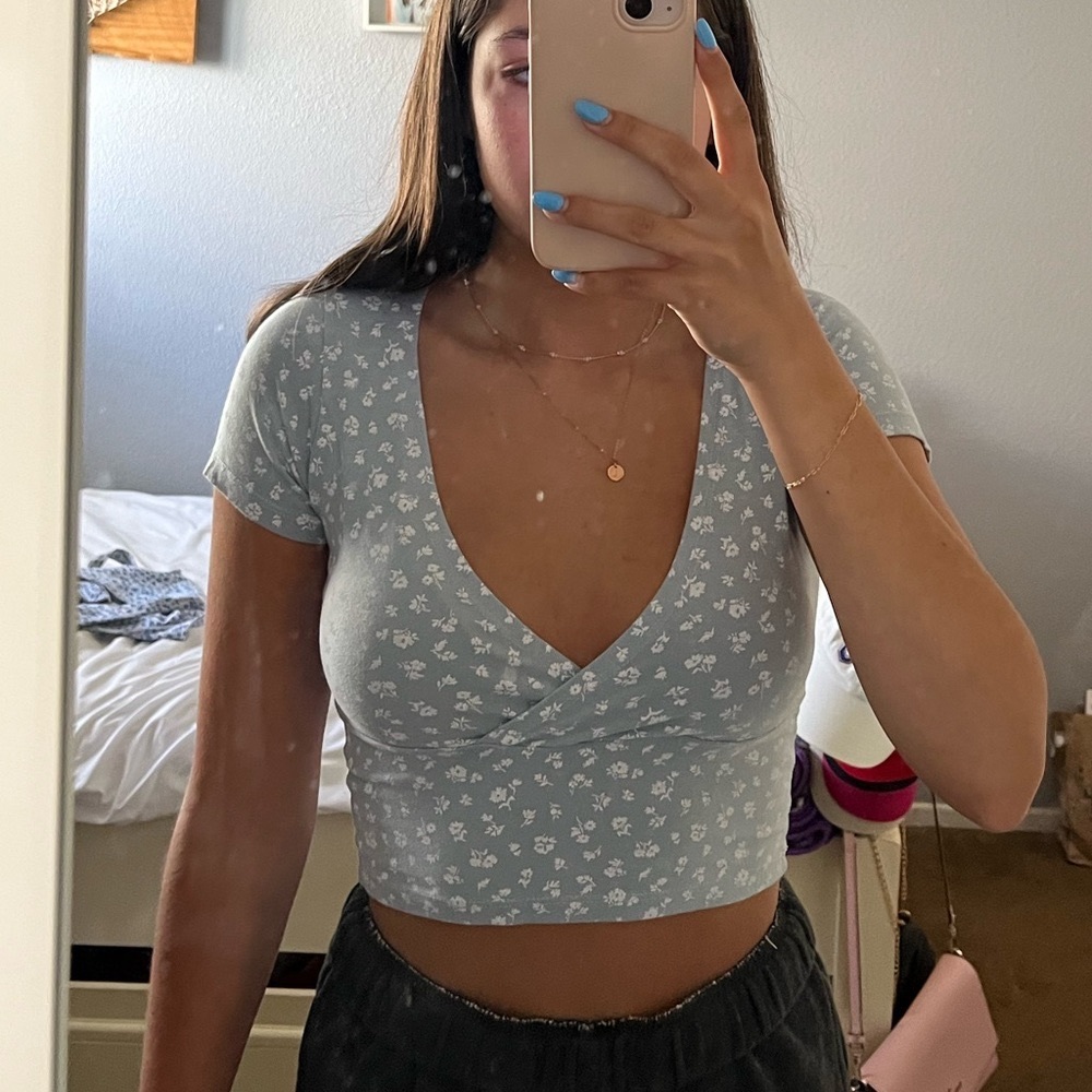 Brandy Melville floral top!